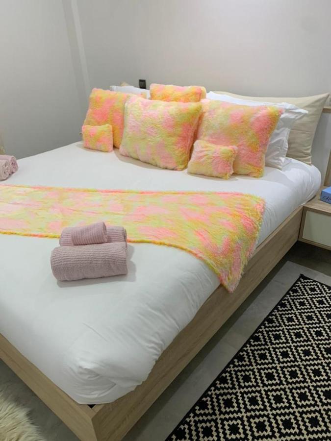 דקר Luxury Suites Chester One מראה חיצוני תמונה