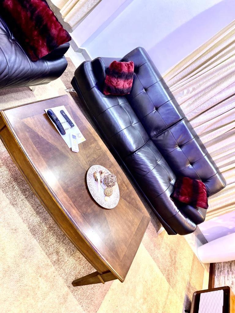 דקר Luxury Suites Chester One מראה חיצוני תמונה