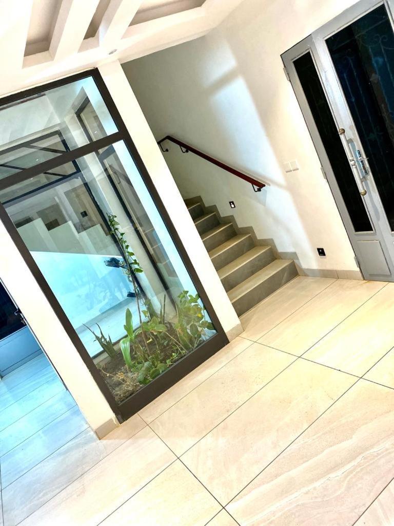 דקר Luxury Suites Chester One מראה חיצוני תמונה
