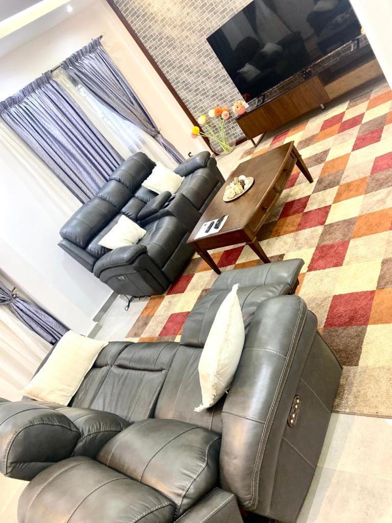 דקר Luxury Suites Chester One מראה חיצוני תמונה